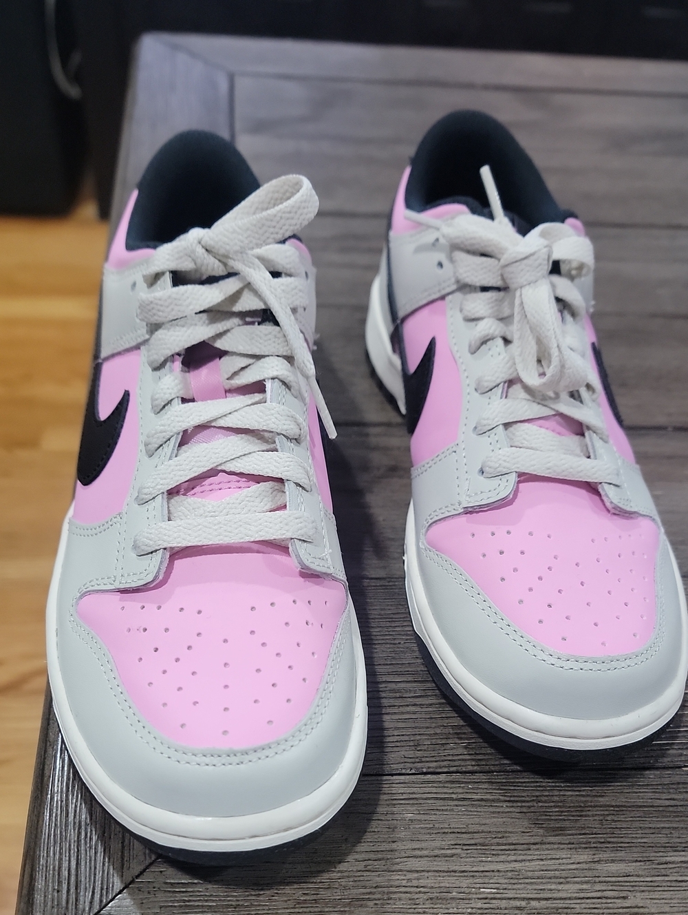 Nike Kids Low-Top Sneakers in Pink, Light Gray and Black